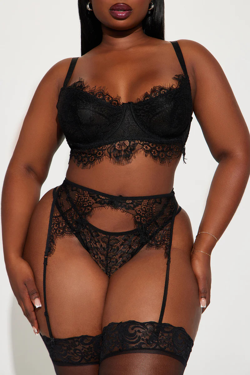 Captivating Mi Amore lingerie garter set, a perfect fusion of sophistication and allure. Find the most alluring lingerie garter sets in Trinidad and Tobago.
