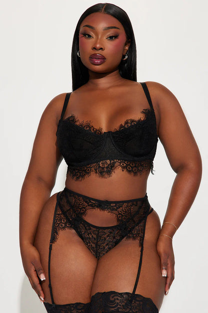 Mesmerizing Mi Amore lingerie set featuring delicate lace and intricate details. Shop the finest lingerie sets in Trinidad and Tobago.